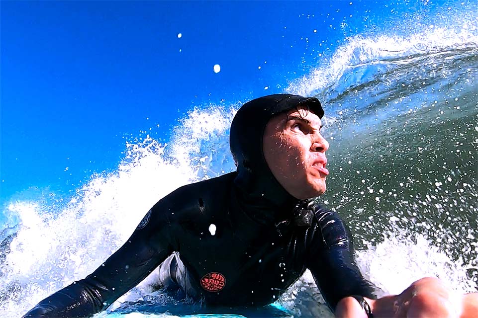 Jacob surfeando desde el punto de vista de su GoPro, que está montada a la tabla de surf